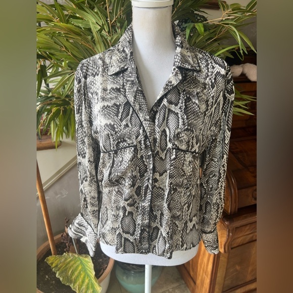Zara ladies, snake print flowers, polyester, small, long sleeve button-down - Picture 8 of 12
